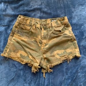 BLANK NYC The Barrows Camo distressed Jean Shorts